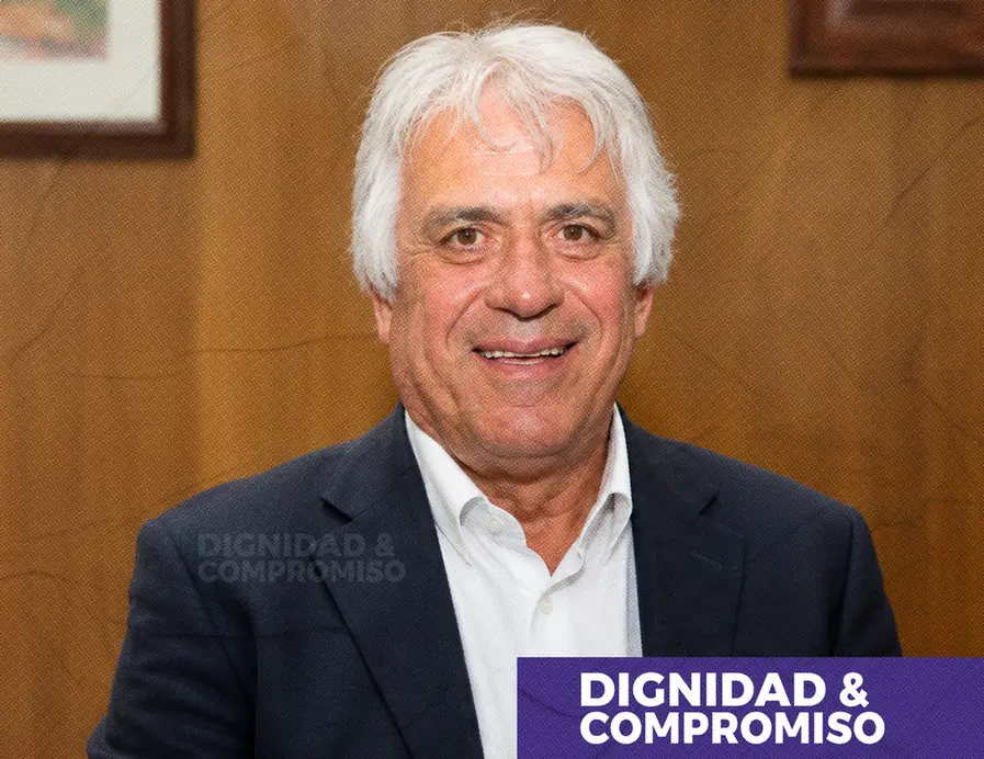 Foto de Juan Manuel Ospina en recinto cerrado