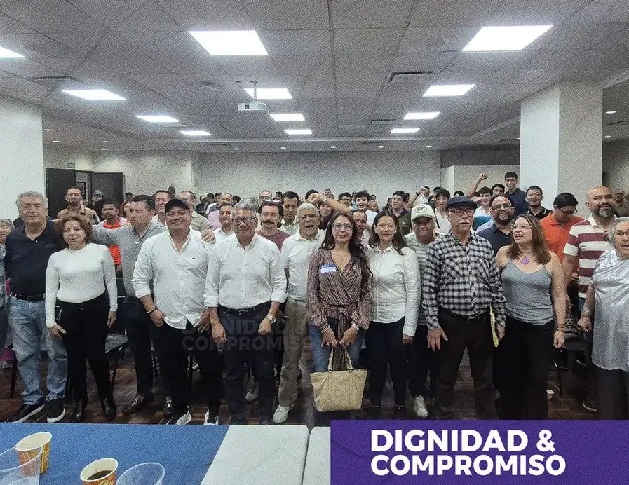 Asistentes escuchan una intervención durante reunión de Dignidad & Compromiso en Bucaramanga