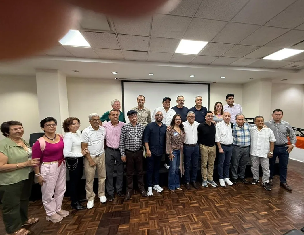 Grupo de dirigentes políticos de Santander posa frente a una pantalla de proyección